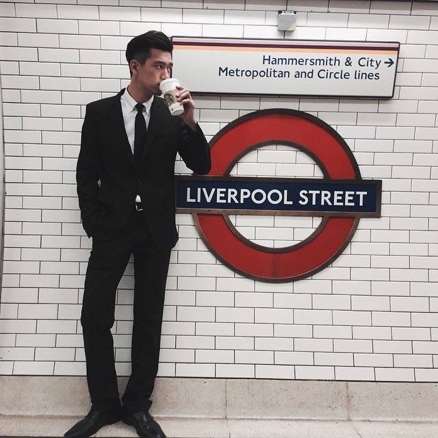 李现腹肌 真是不让人碎觉 了 看完就得健身 就不