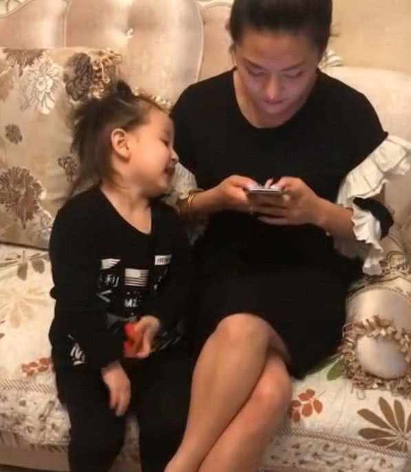 妈妈低头玩手机,任宝宝怎样呼唤都不理,接下来