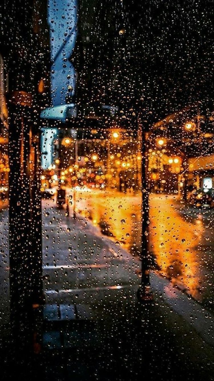 雨后,玻璃窗外的夜色,格外
