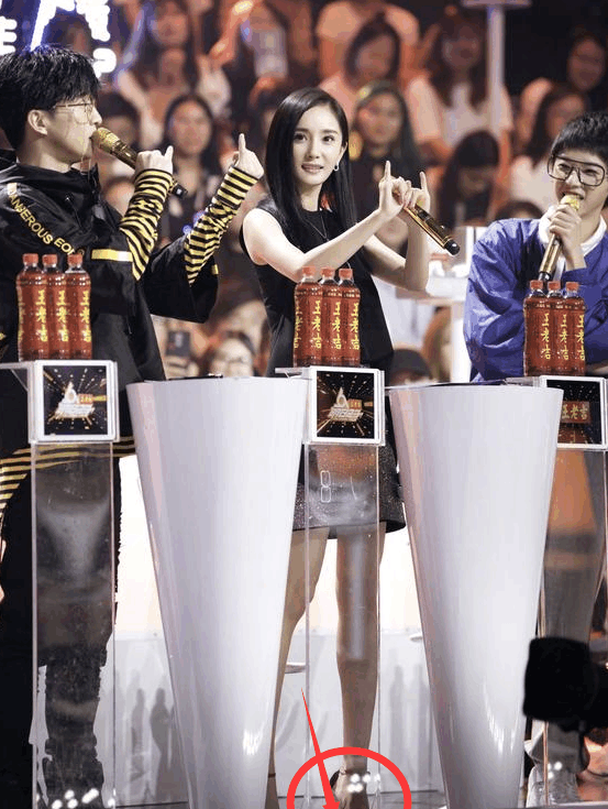 杨幂穿新版高跟鞋, 网友称: 这鞋肯定穿的蛋疼?