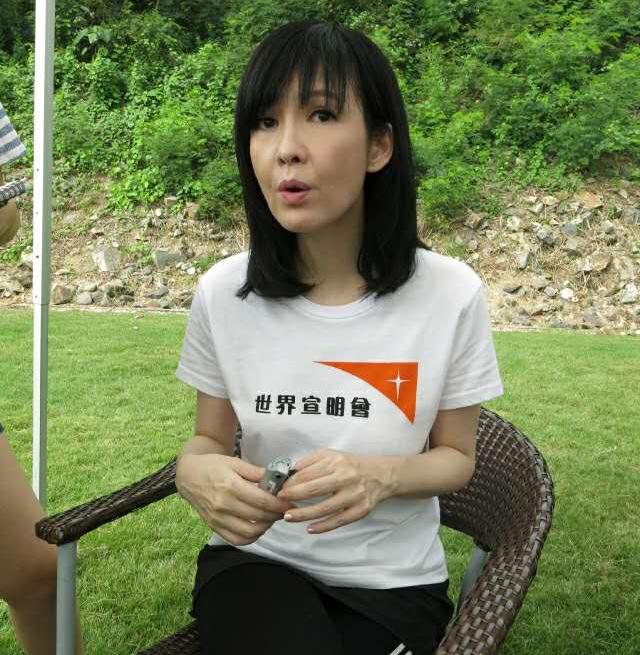 49歲周慧敏近照，一胖毀所有，再也不是心中的「玉女」了