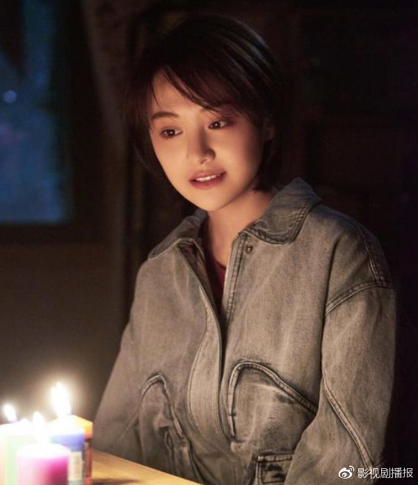 大学食堂偶遇郑爽,新戏《青春斗》拍摄现场,胖十斤后肉嘟嘟的