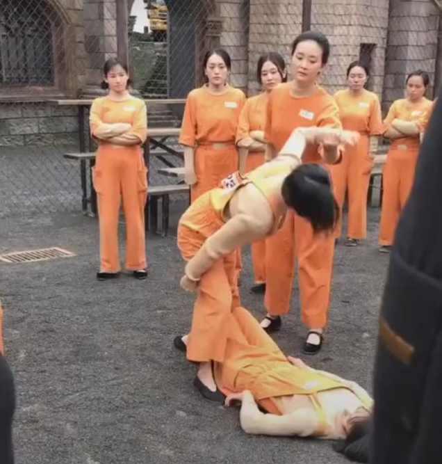 晴格格王艳变身女犯人, 成监狱老大, 打抱不平显露王者气息!