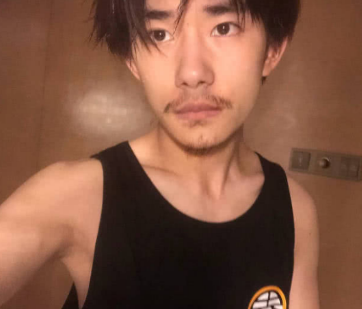 易烊千玺"自暴自弃"胡子拉碴,一件黑色背心撩人心魄,洋溢