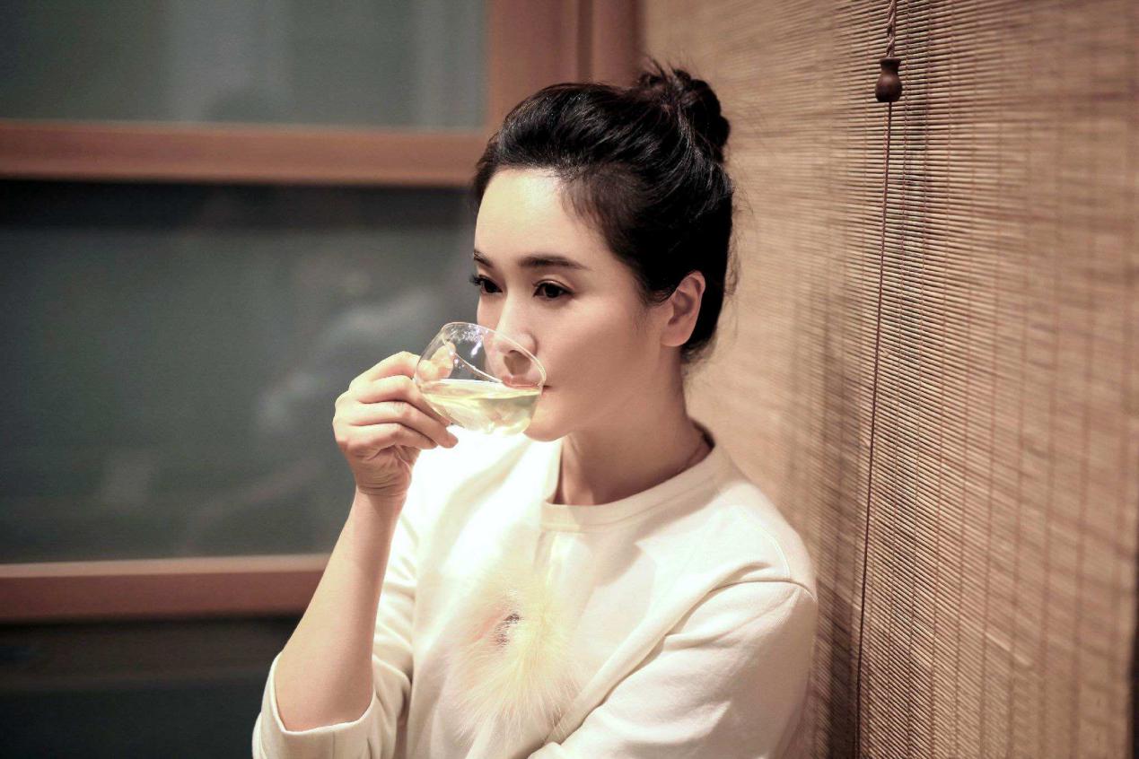 她被誉为“氧气美女”，33岁时嫁大20岁富商，今41岁仍美得不像话