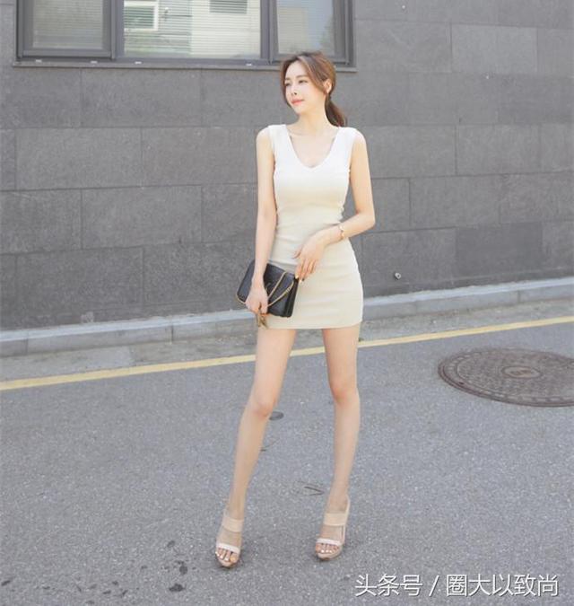 气质白领美女穿上白色连衣裙,显身材又腿长,简直比