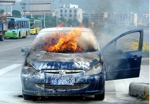 注意，夏天是汽车自燃的高发季，车上避免放置这些东西！