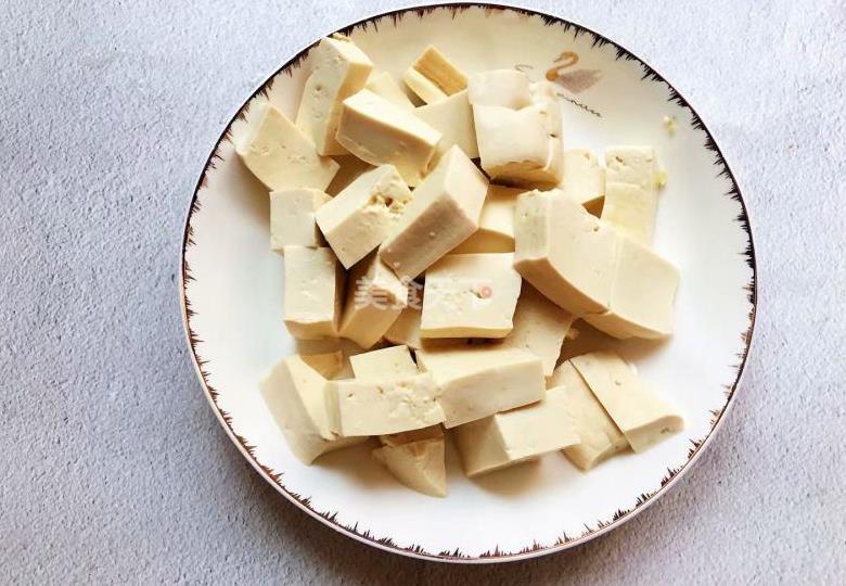原料: 豆腐1块,五花肉末150克,葱1棵,姜1块,白糖1勺,麻椒面1匙,花椒10