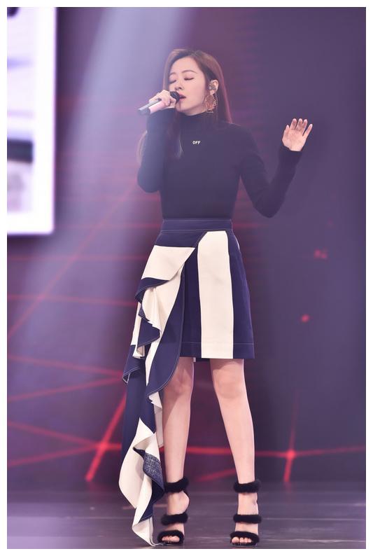 张靓颖又刷三观?大热天把靴子当裤子穿,隔着屏