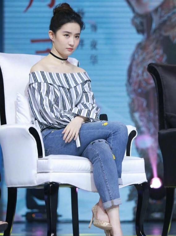 刘亦菲将紧身裤穿成灾难,坐着还挺仙气,网友:一站起来