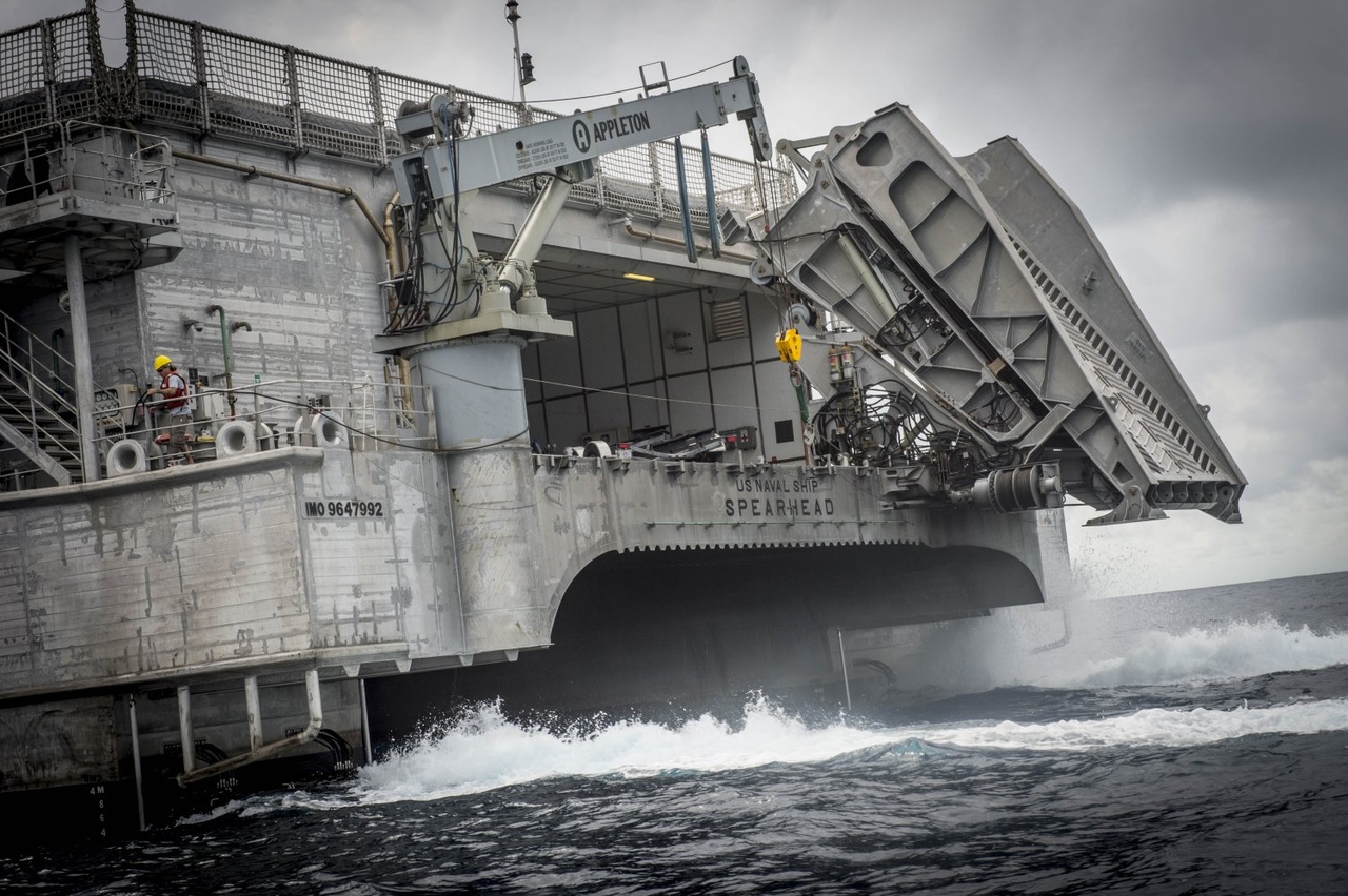 美海军第10艘远征快速运输船伯灵顿号海试