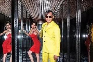 中国豪车第一人，豪车总价超10亿，50岁却依然是杀马特发型