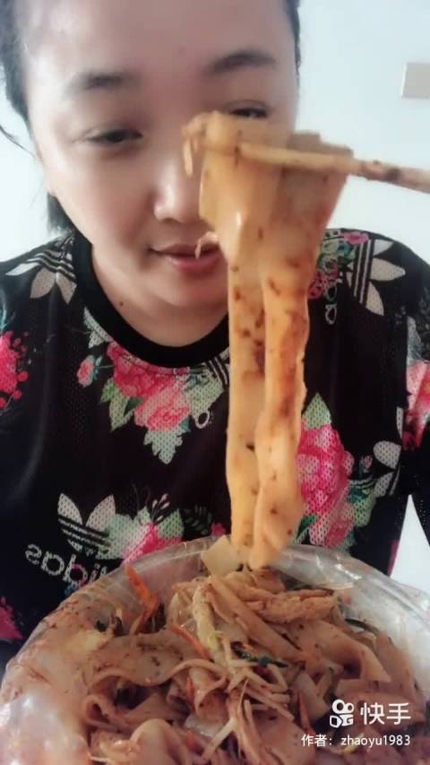 快手吃播 大胖妞阳阳 吃汤圆啦 黑芝麻馅儿