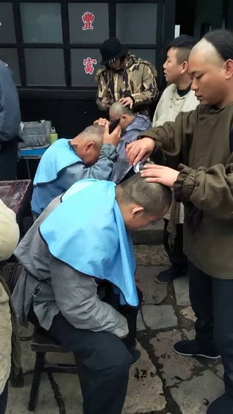 群众演员集体剃头,剃头了演清朝戏演和尚都可以!剃40