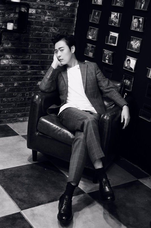 张桐全新写真曝光格子西装尽展古典绅士风