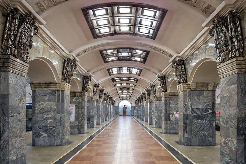 圣彼得堡的地铁修建于50年代初,那时候正是苏联最强盛的时候,这座城市