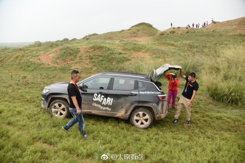 这是一支穿梭于沙漠和草原的吉普车队，一句“我无需证明什么”