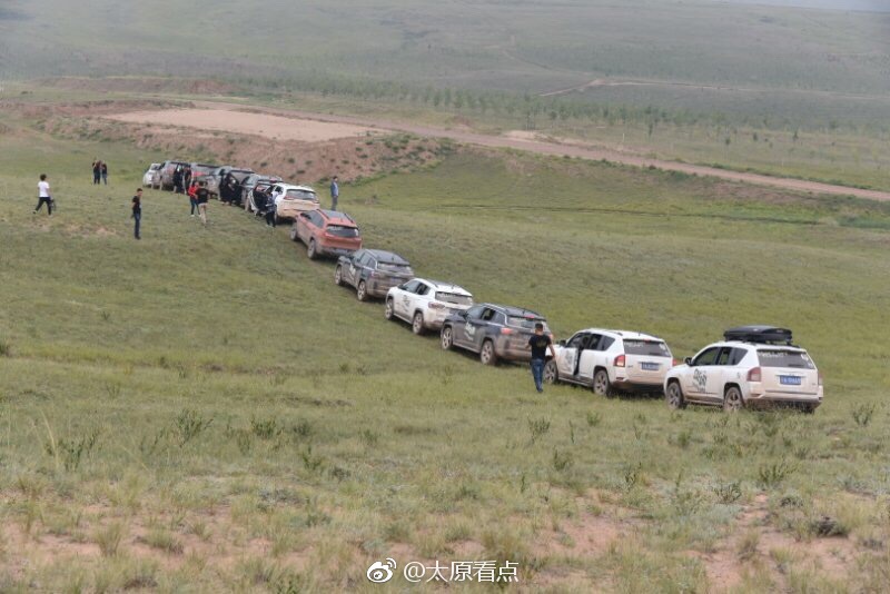 这是一支穿梭于沙漠和草原的吉普车队，一句“我无需证明什么”