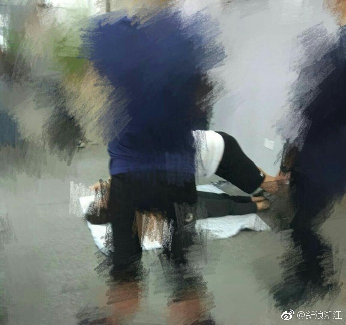 公司早会或午休做游戏 玩男女对嘴吃饼干?[费