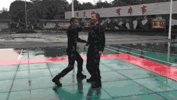 武警特战队员雨中一招制敌[拳头]