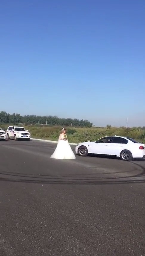 我能想到最浪漫的事，就是开着改装车和你结婚