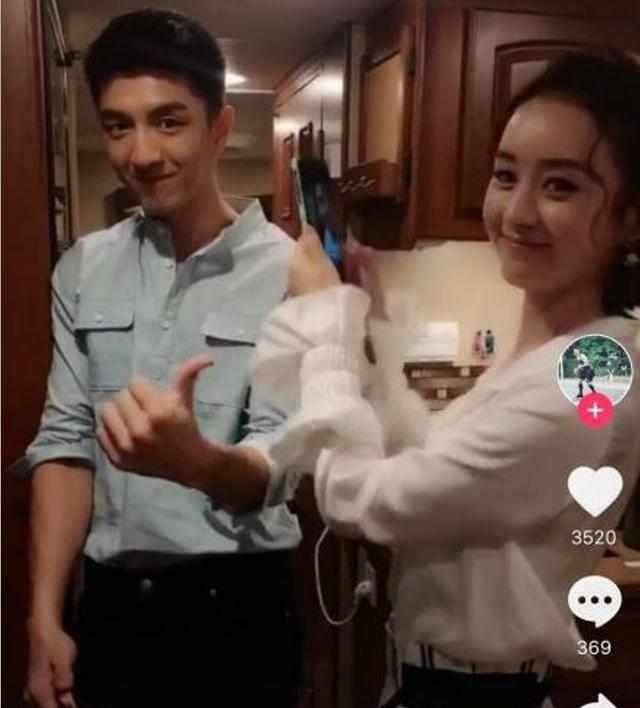 赵丽颖发微博双腿盘在神秘男腰上, 宣告我不是