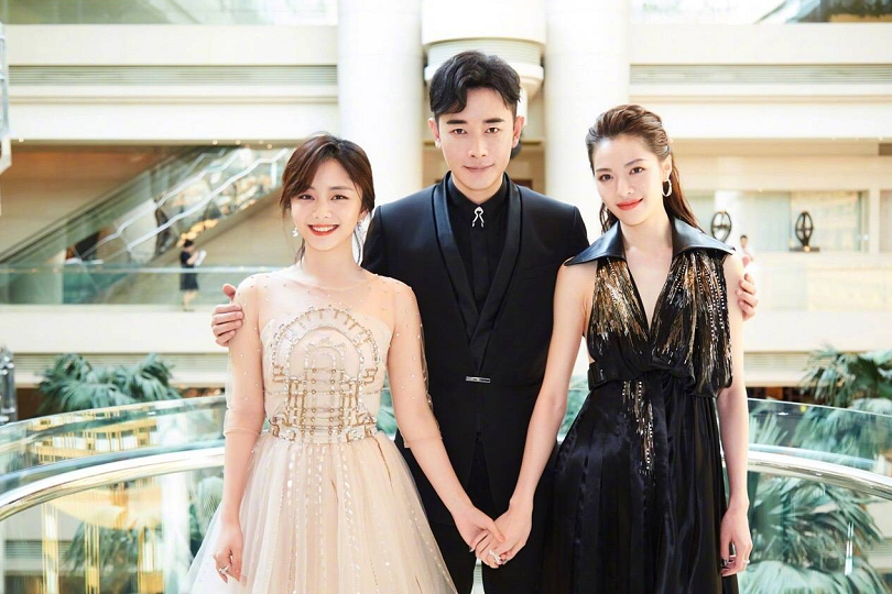 《八月未央》主演罗晋钟楚曦谭松韵亮相红毯 