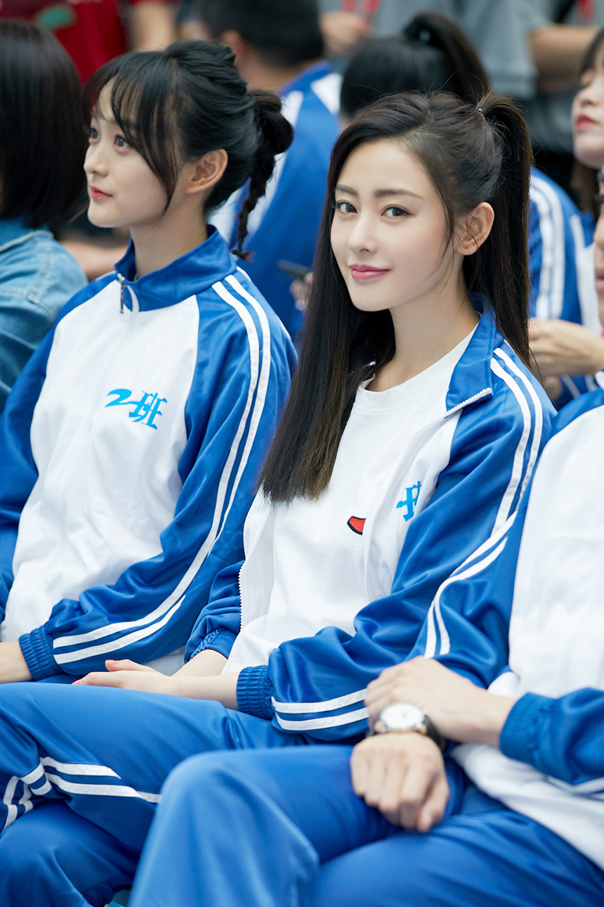 初恋与校服更配，宋祖儿、张天爱同穿校服，演绎不一样的青春萌动