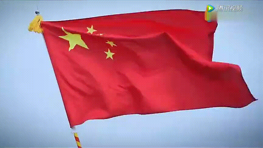 前几天一张三军仪仗队队列前进途中升旗手弯腰捡起一面红旗的动图刷爆
