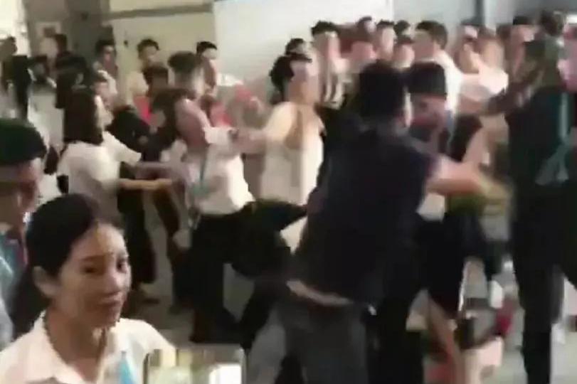 千钧一发之际，他拿起了灭火器...