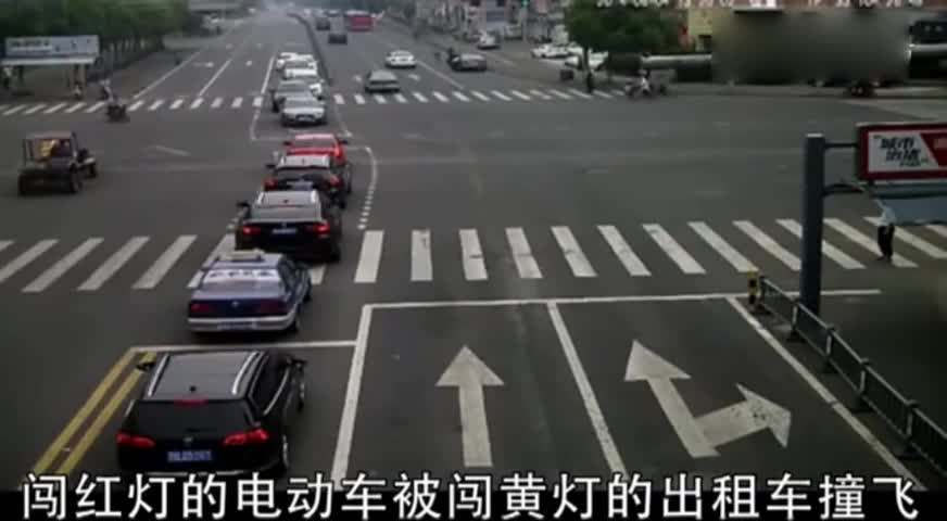 3辆电动车同时疯狂闯红灯，而他却被出租车终结