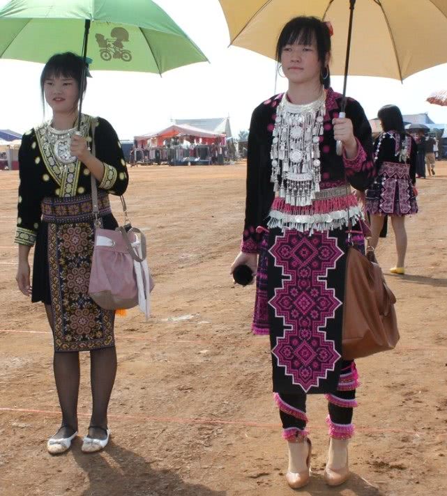 去泰国旅游遇到苗族美女,这穿着和长相,真是让