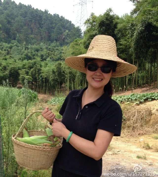 52岁茹萍一家近照，大3岁老公很有男人味，女儿长得比她还美