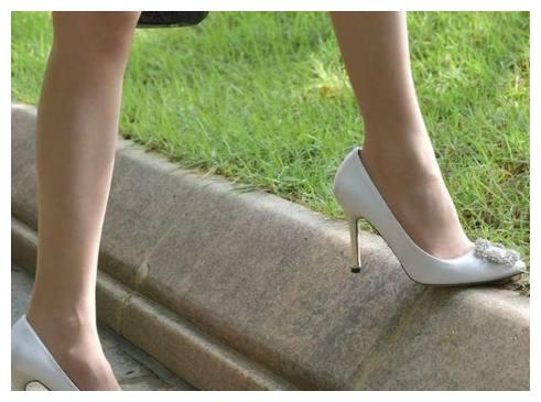 当你穿上一双高跟鞋,一双尖头细跟就是一个故
