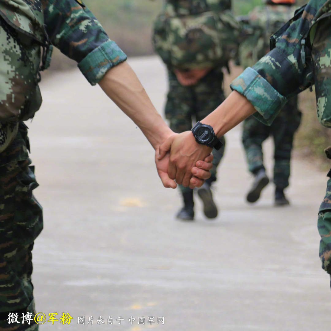 这就是中国军人的战友情!