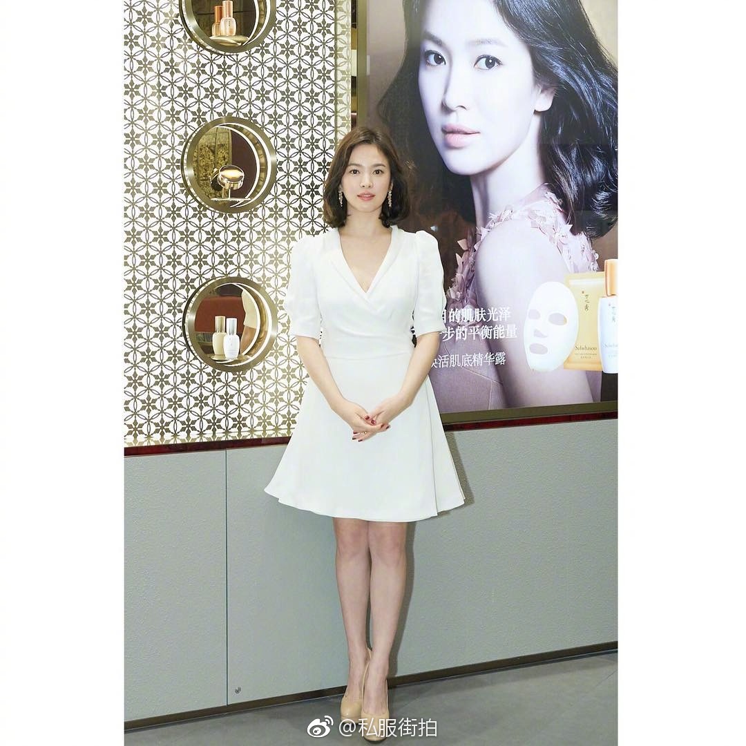 宋慧乔 一袭V领白裙上海出席雪花秀品牌活动。