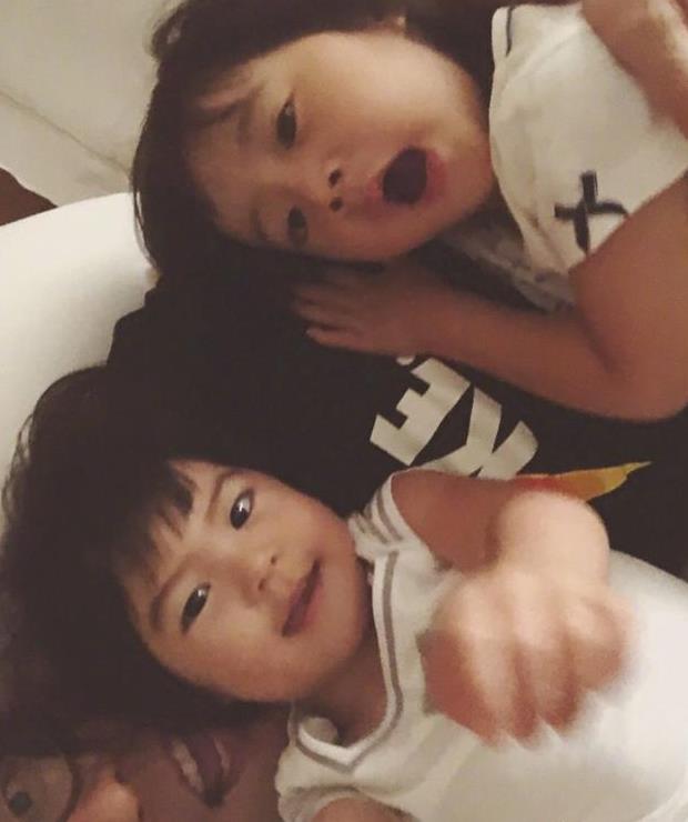 修杰楷日常晒娃被咘咘波妞叫醒，张大嘴的咘咘好可爱，波妞长大了