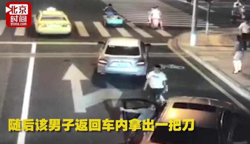 交通事故后 轿车内男子刀砍电动车主 反被砍身