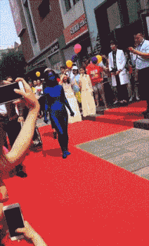 爆笑gif动图看一次笑十次 妹子,你这衣服是掉色了吗