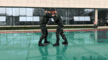 武警特战队员雨中一招制敌[拳头]