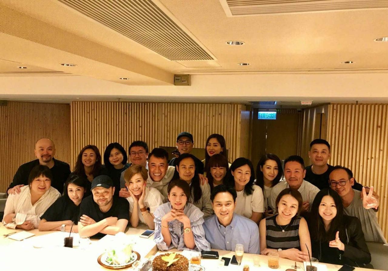 袁咏仪微博分享和朋友庆生宴照片,久违了的伍