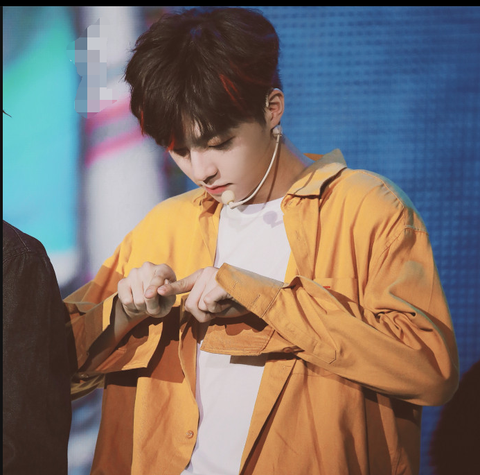 陈立农天津见面会花式比心:用眼睛比心用头发