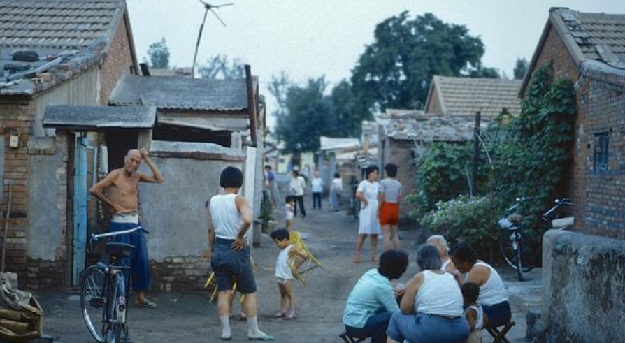 80年代中国老照片,那时喇叭裤风靡一时