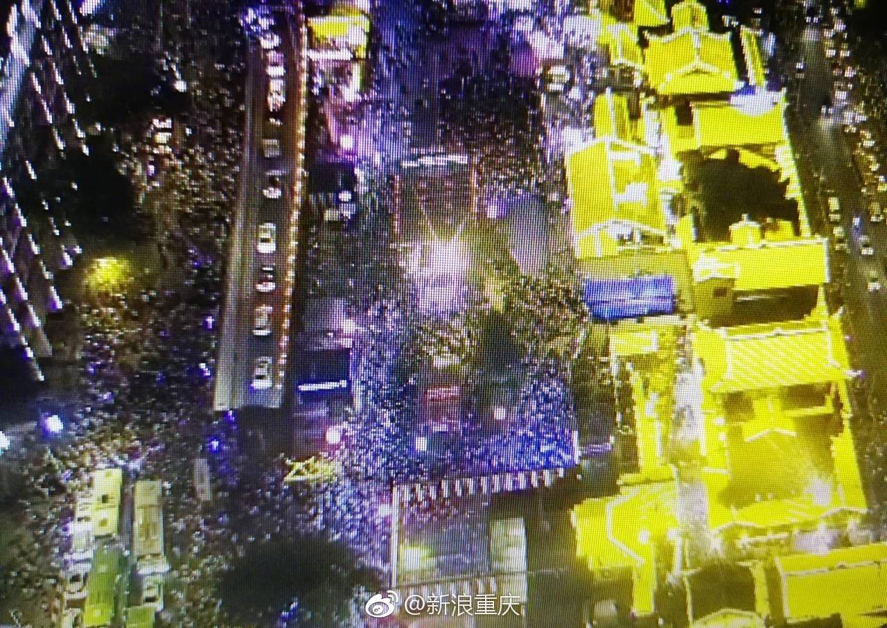今晚洪崖洞到底有多红：人多得限流了 千厮门和东水门大桥被迫限行