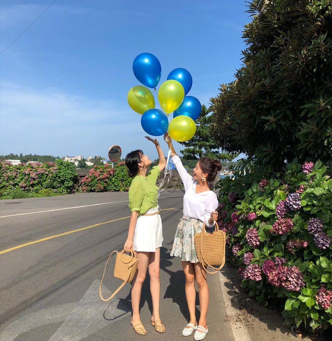 ins上一对超级甜蜜的闺蜜,穿搭和拍照姿势都堪