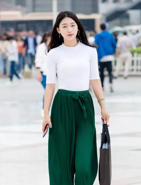 美女身穿这袭白色裙子非常优雅,设计元素很有内涵