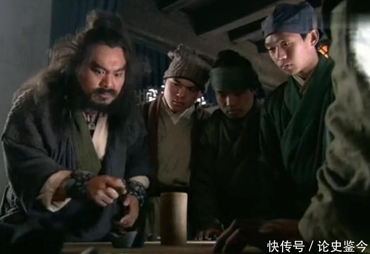 你当是李逵愿意喝下那毒酒?其实不然,他临死时三个字道出了真相