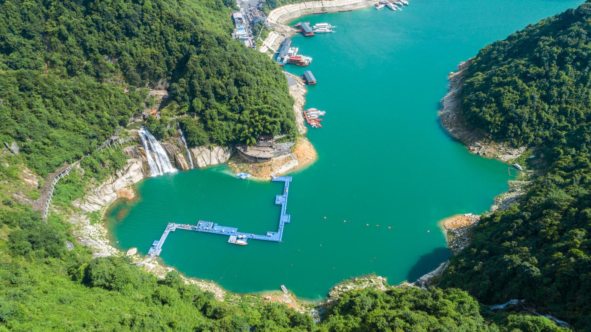 俯瞰郴州东江湖风景旅游区,坐着船游览,吹吹清新空气