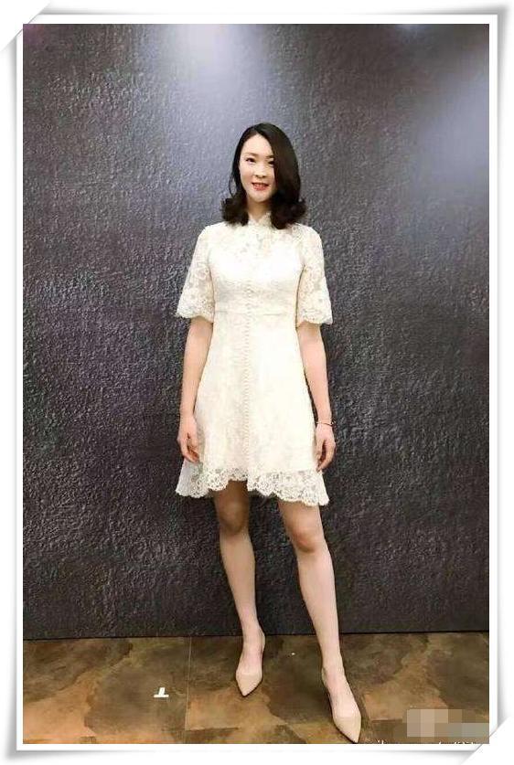 婚后的惠若琪愈发大胆了!直接打底裤上阵,网友:这腿看