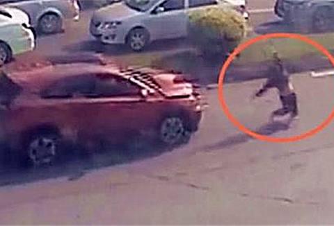 广东一辆20万本田CRV撞飞60岁老太，看完监控后，网友很同情车主